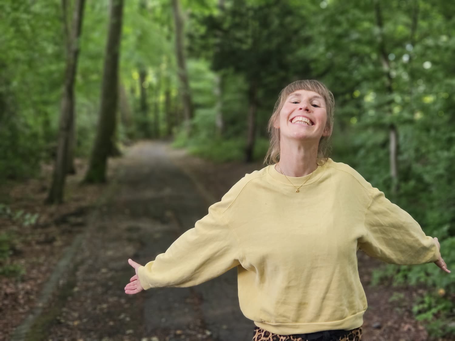 Alexandra de Carvalho lachend im Wald