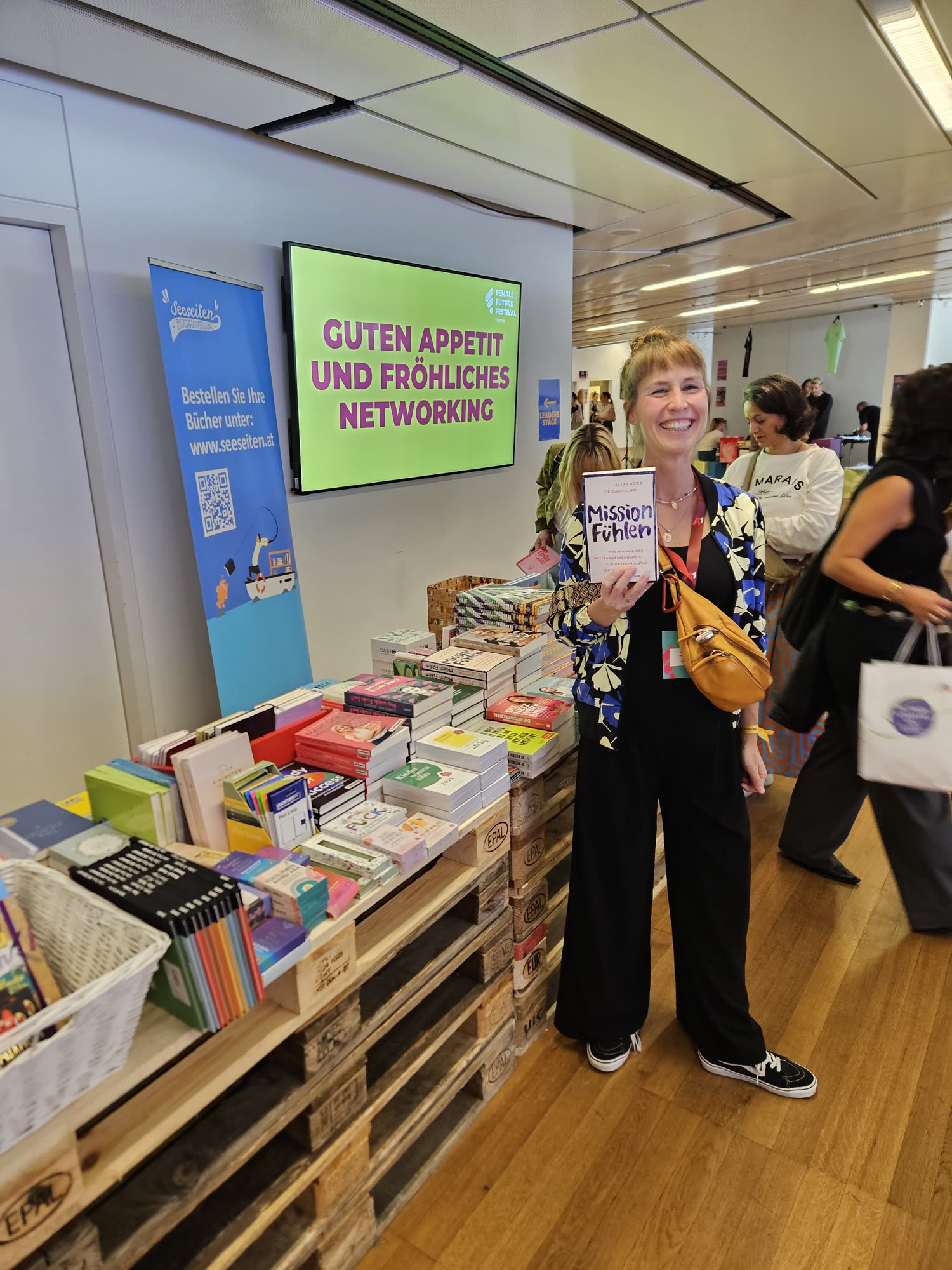 Alexandra de Carvalho mit ihrem Buch Mission Fühlen