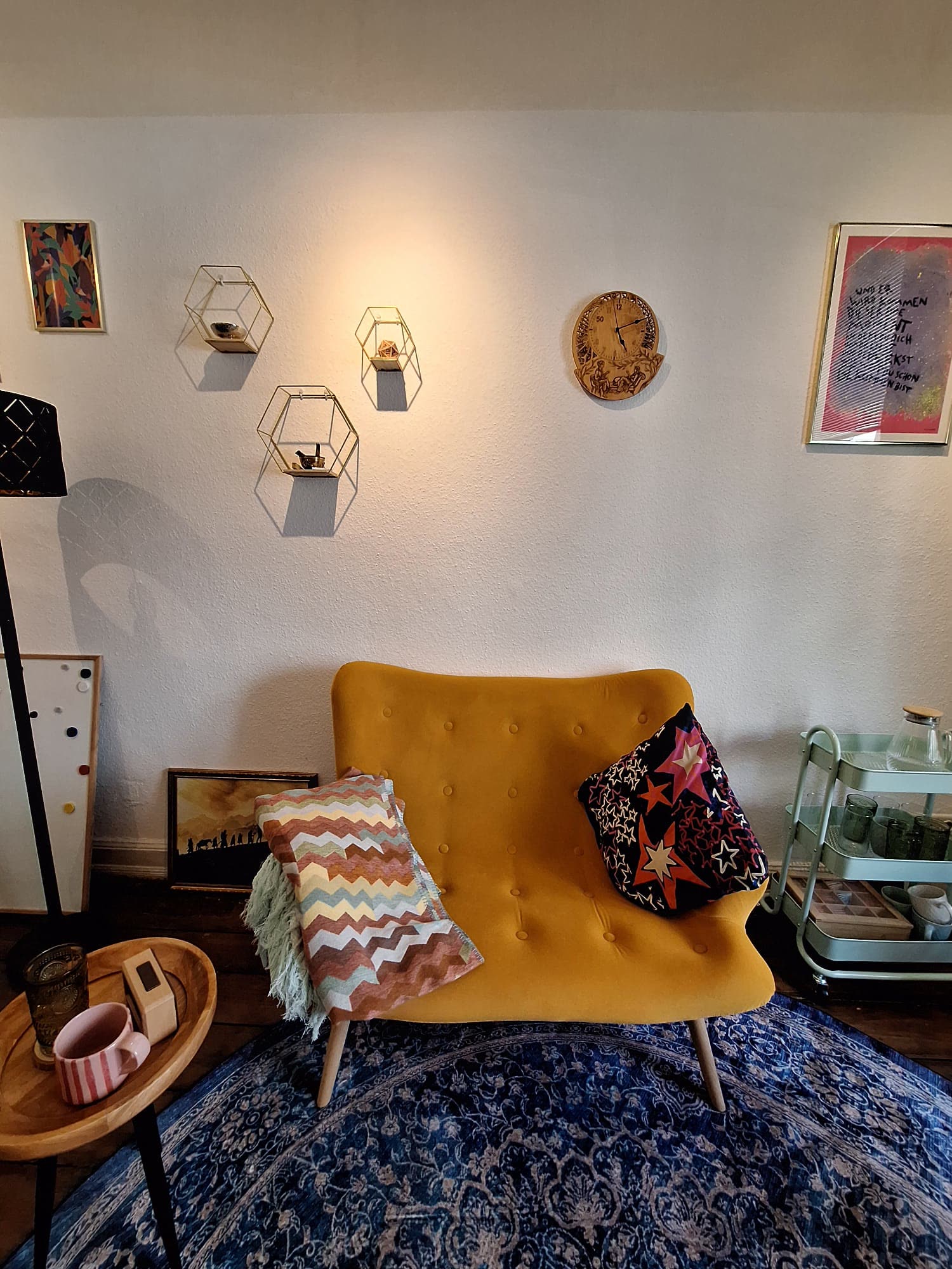 Gelbes Sofa mit Sternenkissen im Therapieraum
